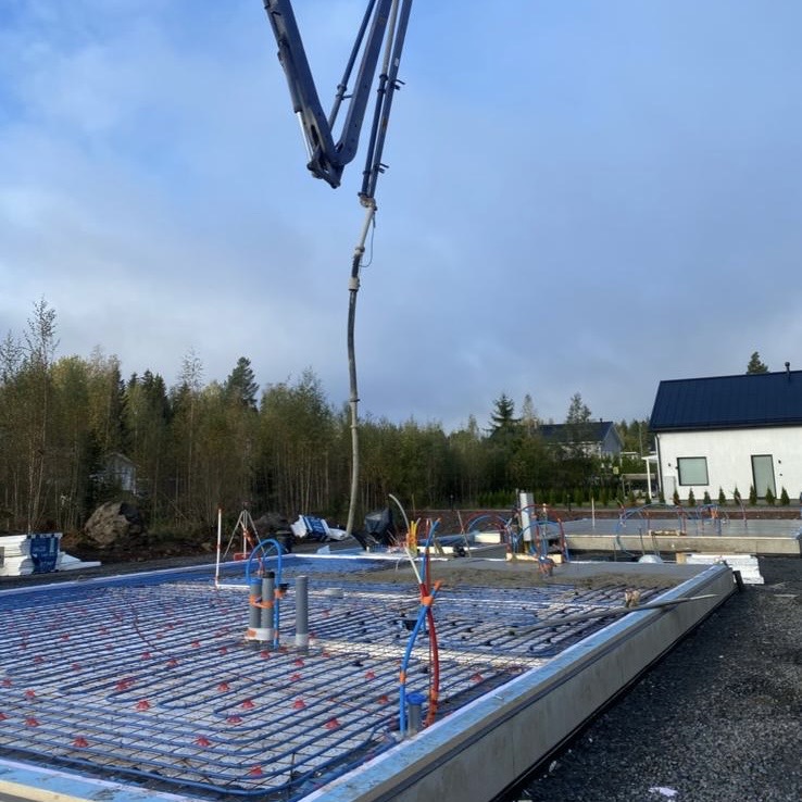 Teräshierretty betonilattia autotallissa Pirkanmaalla