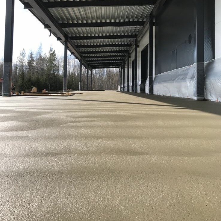 Tasainen betonilattia asuintilassa Pirkanmaalla