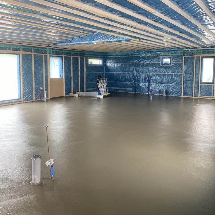 Betonilattia omakotitalon kellarissa